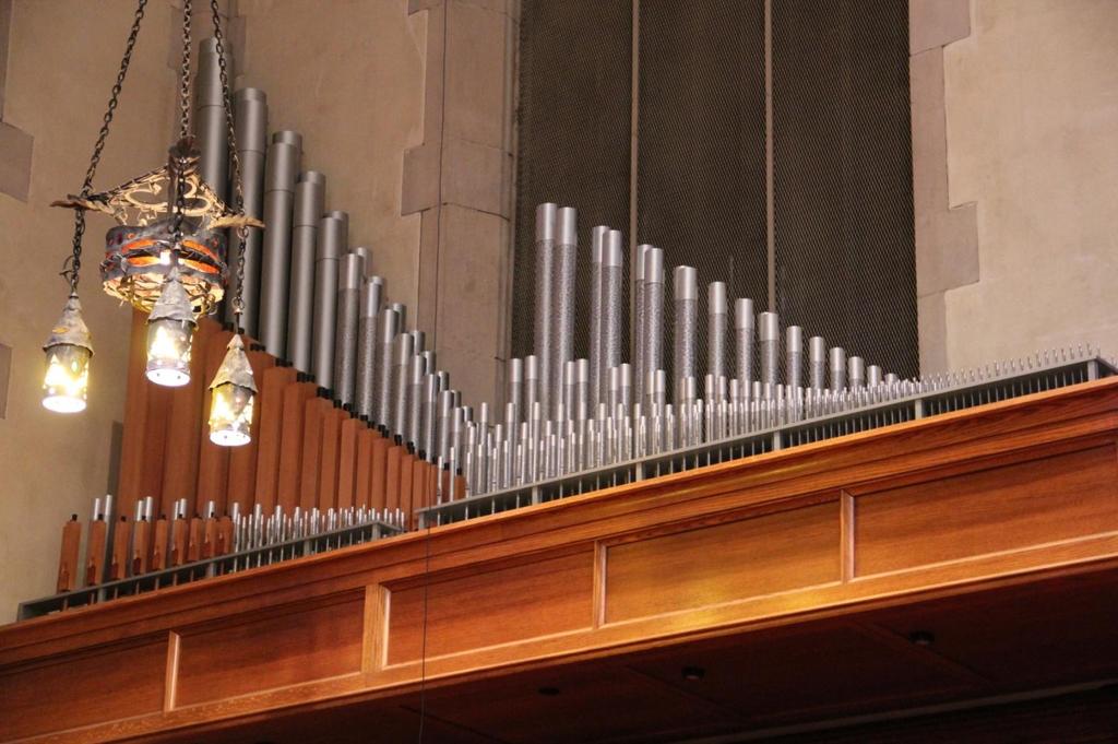 The organ consists four rooms in addition to the pipes visible