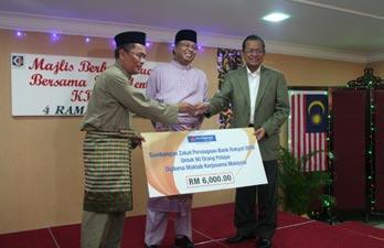 Pada majlis tersebut, turut menerima cek zakat berjumlah RM 6,000 yang disumbangkan oleh YBhg. Datuk Kamaruzaman Che Mat, Pengarah Urusan Bank Rakyat.