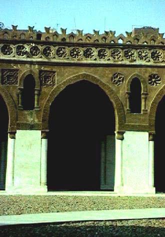 3. Transmission of the Pointed Arch Historic sources indicate that Sicily played the role of intermediary for the transmission of many Muslim motifs including the pointed arch.