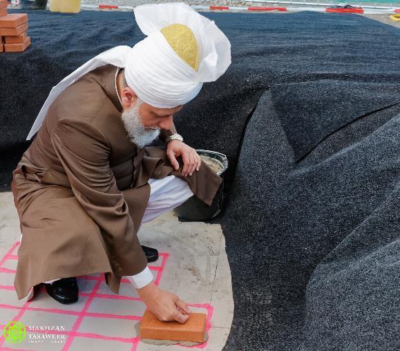 Very beautifully, Huzoor said: Islam says that Muslims should follow the commands of Allah and so become like those trees that have strong roots in the ground but whose branches reach the heavens.