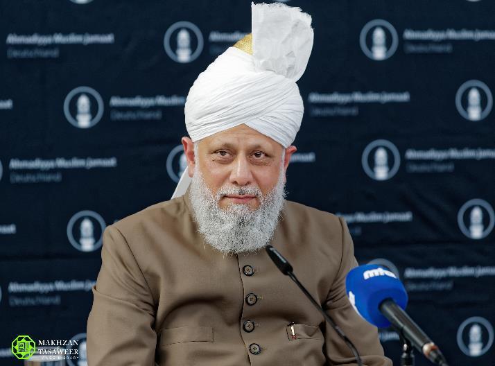 Huzoor continued: It is my view that the press and media give too much publicity to those who join extremism and terrorism and not enough publicity to those that are spreading peace.