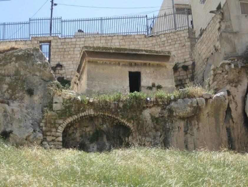 Jerusalem Graves at the End of the Biblical Era Less than a hundred meters to the south, at the foot of Ras Al-Amud, we find graves dated from the 8-7 th Centuries BCE, and identified as part of the