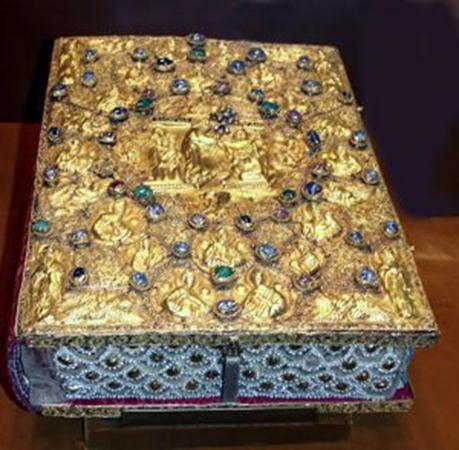 Gospel book cover with Christ & medallions of saints. c. 1415, Gold; Precious stones; Pearls, Chased; Filigree, Byzantine (Russian), Moscow, Russia. Moscow. State Armory Museum.