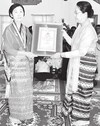 THE NEW LIGHT OF MYANMAR Thursday, 8 March, 2012 9 Daw Khin Khin Win, wife of President U Thein