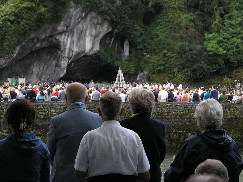 A2 Pilgrimage Look at the photograph below, which shows the grotto at Lourdes. (a) Give two reasons why many Christians go on pilgrimage. 1... 2.
