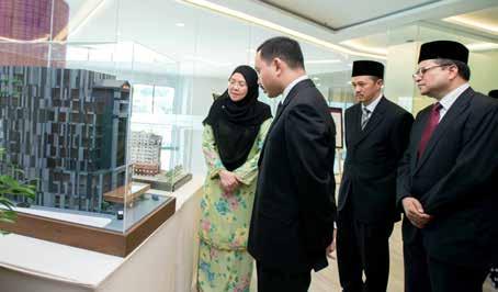 30 Islam Brunei Darussalam Laporan Tahunan 2015 Pencapaian Penting YANG TERAMAT MULIA PADUKA SERI DULI PENGIRAN MUDA ABDUL MALIK MERAIKAN KEJAYAAN TRANSORMASI BIBD DENGAN MELANCARKAN IBU PEJABAT BIBD
