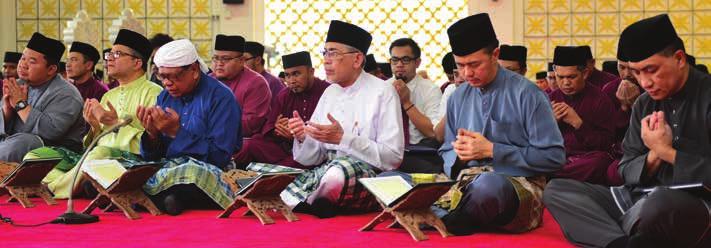 46 Islam Brunei Darussalam Laporan Tahunan 2015 Aktiviti Tahunan BIBD MENGANJURKAN MAJLIS BERTAHLIL DI MAKAM DIRAJA Warga kerja Kumpulan BIBD, dari, BIBD At-Tamwil, dan BIBD Securities, turut serta