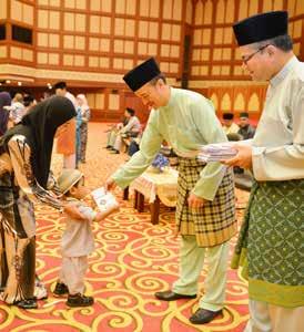 50 Islam Brunei Darussalam Laporan Tahunan 2015 Menjaga warga kita dengan berbakti kepada komuniti BIBD BERBAKTI KEPADA KANAK-KANAK KURANG BERNASIB BAIK DI BRUNEI