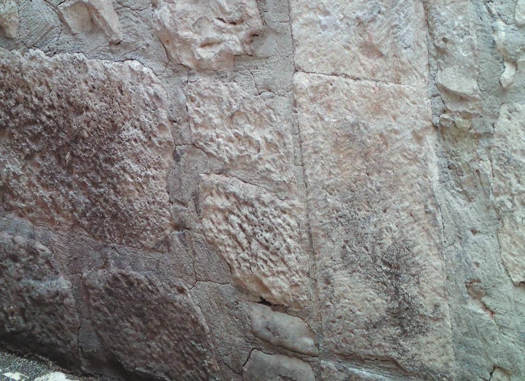 N. Cambi, Dva natpisa otkrivena u neposrednoj blizini..., MHM, 3, 2016 (2017), 139 156 Slika. Blokovi pri temeljima kuće Bosanska 10 u Splitu (foto: N. Cambi) Figure.