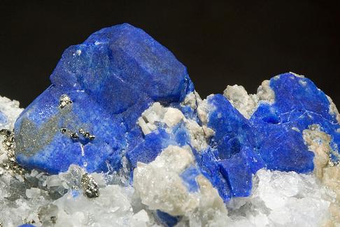 Lapis Lazuli and Reiki By Rinku Patel Lapis Lazuli is one of the most attractive and irresistible stone, even if you don t know its properties, you cannot ignore it once you have set your eyes on it.