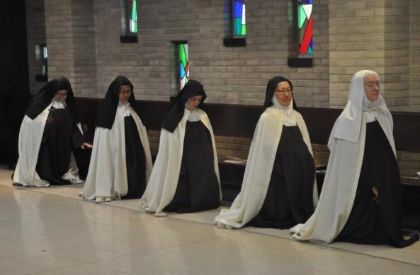 Christian Vocations- The Religious Carmelite Nuns Carmelite Nuns are a Contemplative Order = a religious order whose members spend their lives enclosed in prayer, worship and work They Pray