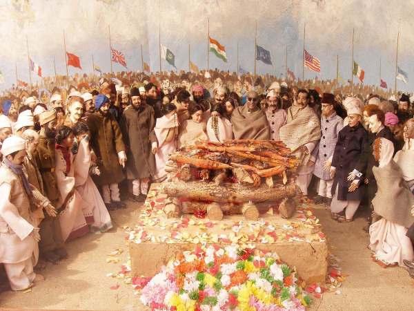 THE WORLD BOWED IN HOMAGE, 1948 On January 31, Gandhi s body was laid on a sandal wood pyre at Rajghat, Delhi.