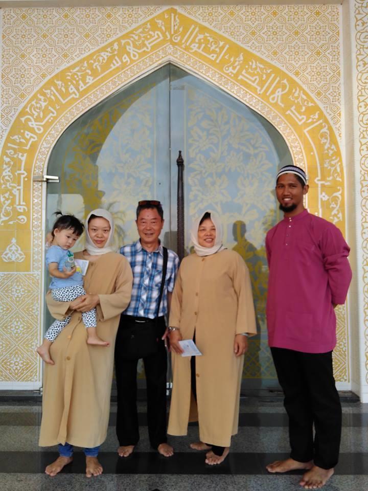 Sedutan: FB DarulFitrah Pelancong luar negara yang melawat Masjid Kristal.