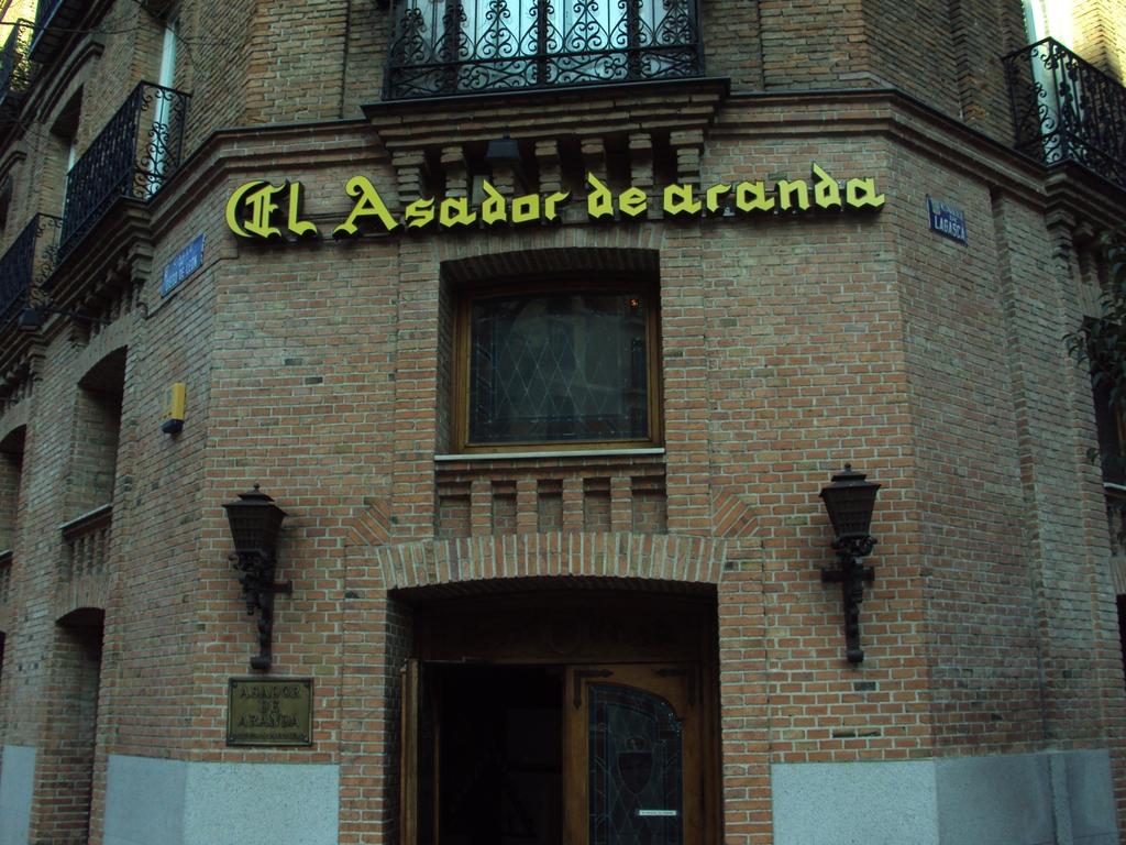I returned to the hotel to shower and went out right before eight to meet Faustino at the agreed location (Picture of the entrance of El Asador de Aranda.