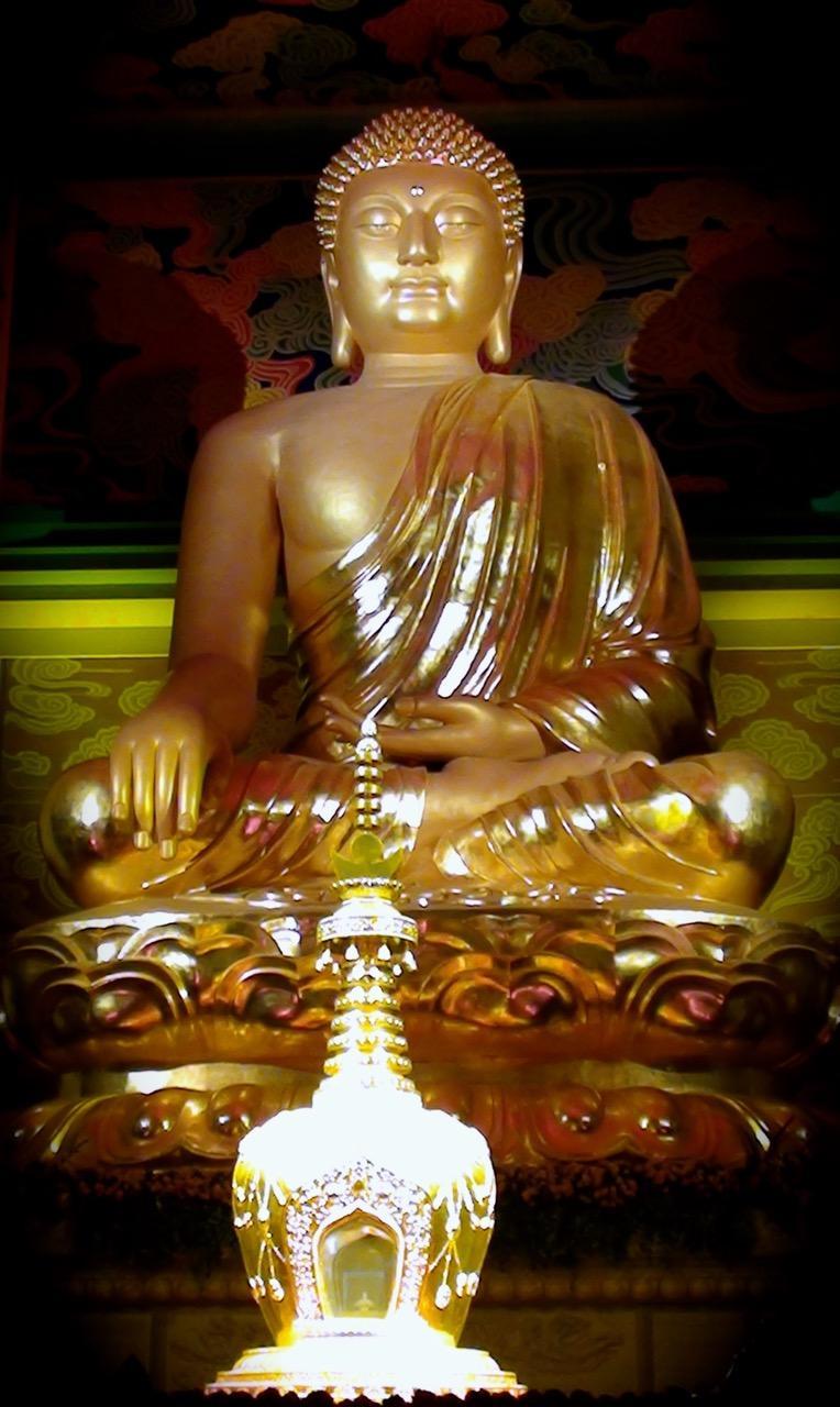 Photographs: A finger bone relic of Shakyamuni Buddha in front of the
