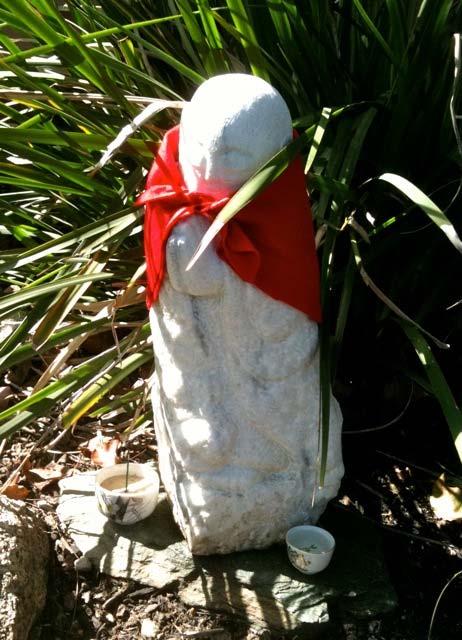 At a time of the person s choosing, a Jizo is washed and bathed with plain or herbscented water and dried. A bib is cut out and tied around its neck.