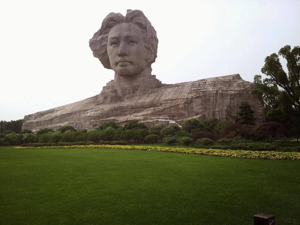 Giant Head of Mao Zedong A tributary statue of a