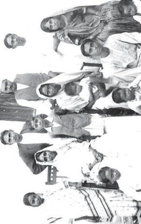167 Fig. 10. Top row (left to right): Bireshwar Prasad Asthana (Dada s uncle, Katghar walé Chacha), Vishveshwar Prasad (Dada s father, Babuji), Sidheshwar Prasad (Dada s uncle, Patna walé Chacha).