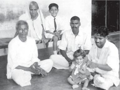 173 Fig. 21. Left to right : Ram Autar, Amma (Dada's mother), Ranjan, Bindeshwari, Chitra and Sant Lal.