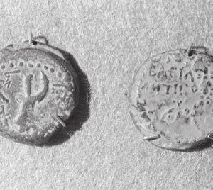 ILLUSTRATOR PHOTO/ DAVID ROGERS/ JEWISH MUSEUM/ NEW YORK (361/15) Mattathias Antigonus (Mattityah) coin. Obverse: cornucopia, Hebrew inscription: Mattityah the High Priest.