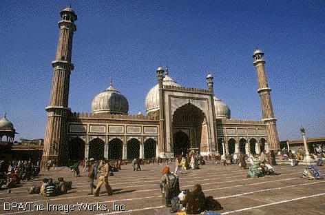 Delhi s Great Mosque To reach the enormous courtyard of the Jami Masjid, or Great Mosque, visitors must climb an imposing sweep of stairs.