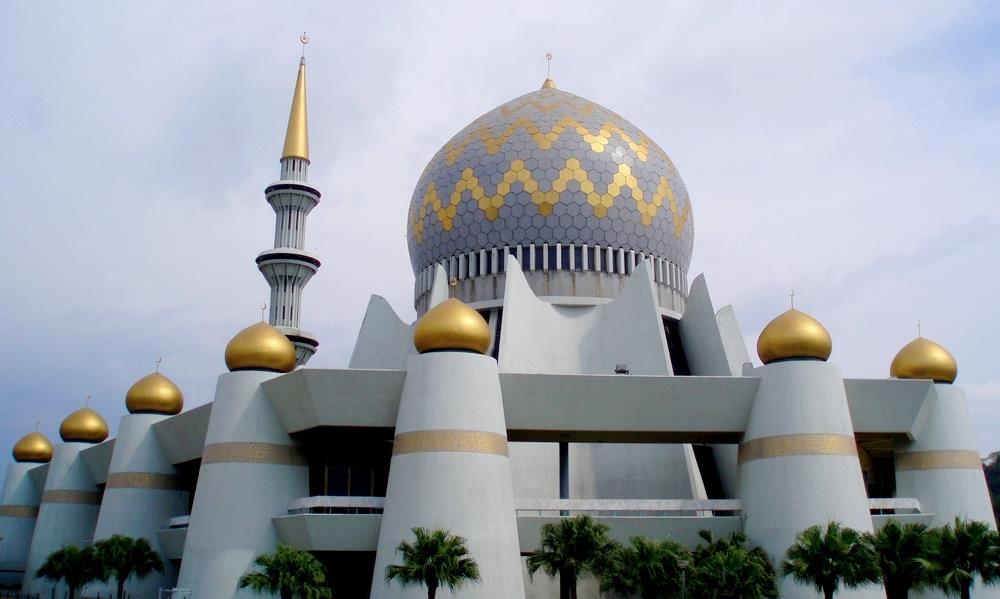Islamic Banking What is Islamic Banking? 2 An Islamic bank is a financial institution, which identifies itself with the spirit of Shari ah, as laid down by the Holy Qur'an and Sunnah.