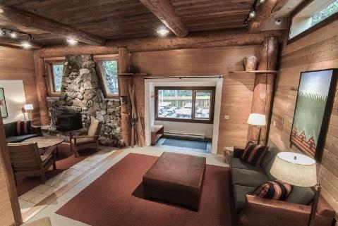 Trappers Cabin: Trappers Cabin is a 1 bedroom cabin located at the forests edge.