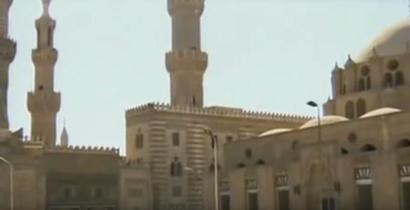 Kamera akhirnya mengakhiri syot tersebut dengan gerakan tilt-up atau dari bawah ke atas menara masjid. Camera-work seperti ini berlaku berulangkali pada babak yang sama, sekaligus membentuk motif.