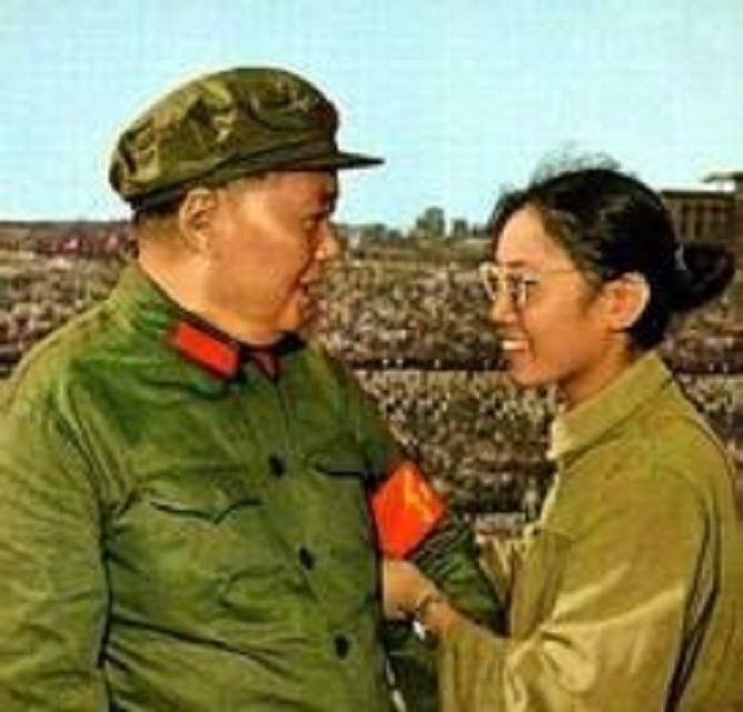 Guards held the little red book "Quotations from Chairman MAO" and shouted: "We want to see Chairman MAO!" The sound was so roar that it could deafen ear.