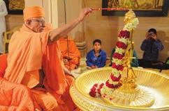 Akshar-Purushottam Maharaj, Bhaktipriya (Kothari) Swami to the murti of Shri Ghanshyam Maharaj, Tyagvallabh Swami to the murtis of Shri Dr Swami performs the pratishtha rituals of Shri Nilkanth Varni