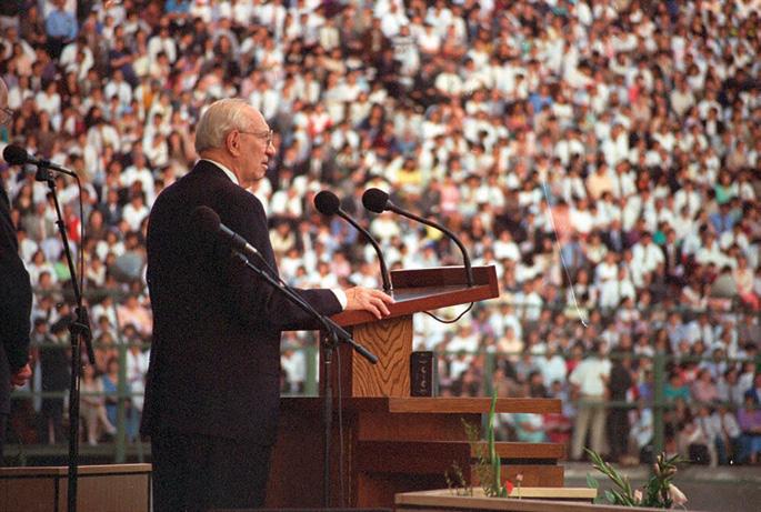 President Gordon B. Hinckley addresses 48,000 Chilean Latter-day Saints in 1996 at a conference in Santiago.