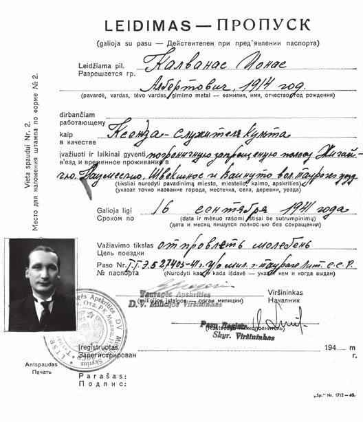 Darius Petkūnas Travel permit to Žemaičių Naumiestis, Švėkšna, and vainutas issued to Pastor Kalvanas by the Bolshevik Chief of Police of the Tauragė region. JKA.