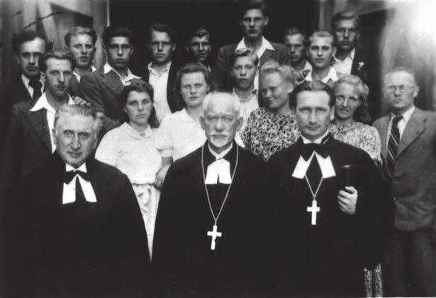 Darius Petkūnas Jubilee service for Provost Jānis Straumanis in the Kretinga church on July 2, 1944. From left to right: Pastor Baltris, Provost Straumanis, Pastor Kalvanas. DPA.