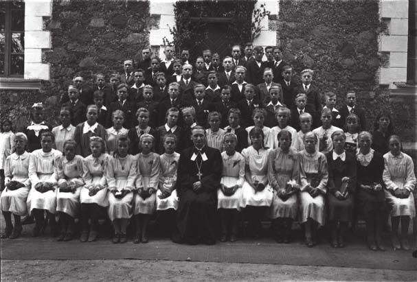 Darius Petkūnas Pastor Kalvanas with the 1943 Tauragė confirmation class. JKA.