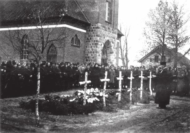 Darius Petkūnas Pastor Samuel Weihrauch buries six Wehrmacht solders from the ramučiai parish in the ramučiai churchyard on 6 June, 1942. ramučiai parish archives.