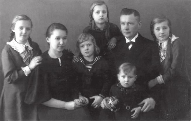 Darius Petkūnas ramučiai parish Pastor Samuel Weihrauch and family, c. 1935. ramučiai parish archives.