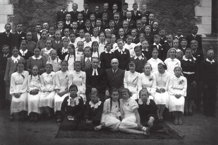 Darius Petkūnas Pastor Jonas Kalvanas and the 1940 Tauragė confirmation class. JKA. tian Fellowship in the university.