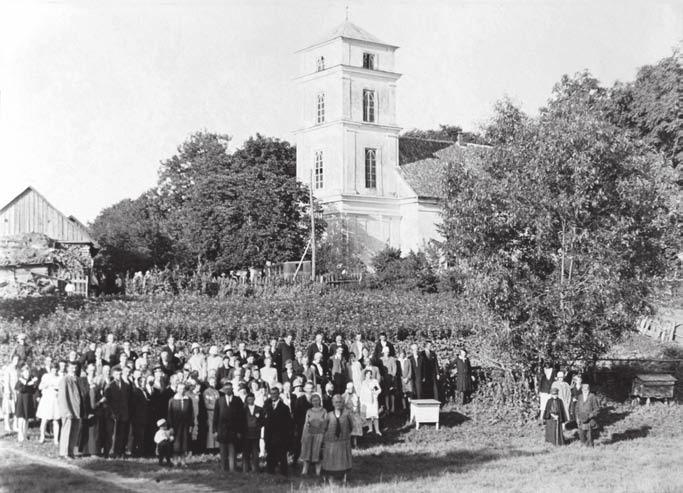 Darius Petkūnas Kėdainiai parishioners in front of their church in pre-repatriation days.