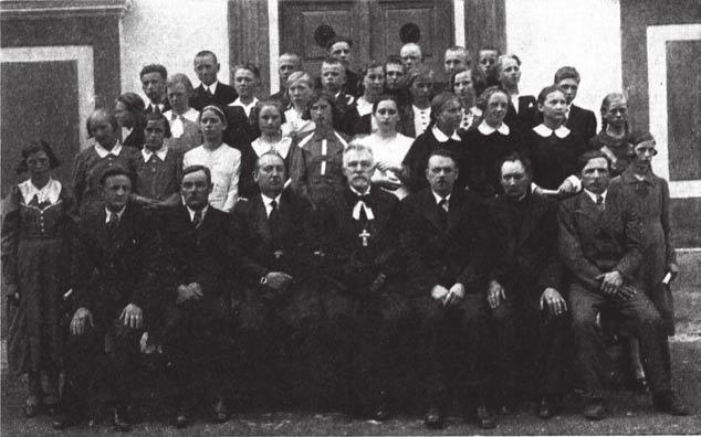 Darius Petkūnas Pastor Emil Eichelberger with the last ethnic german confirmation class at Kalvarija, 1940. Bilder 1968.