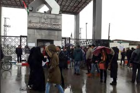 Palestinian students from the Gaza Strip who study abroad demonstrating at the Rafah crossing, demanding Egypt open the crossing immediately and allow them to exit (Twitter account of al- Risalah,