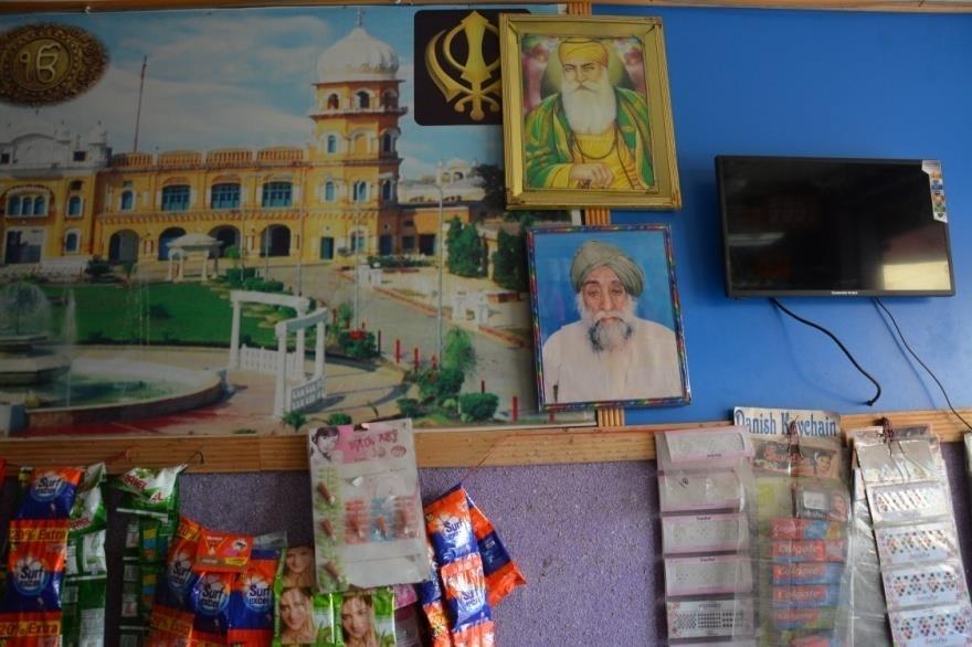 The Reception of Sikh Gurus Devotional Arts in Practice Figure 4: Another poster of Guru Nanak sahib displayed in a Sikh shop in Rawalpindi. Picture: From author s archive.