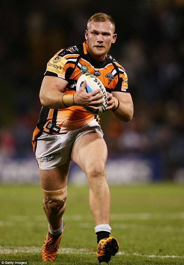 7/11/2016 NRL's Matthew Lodge can't afford damages over New York home invasion CCTV footage has emerged of the moment Lodge attacked Mr Cartright in the foyer of the apartment building.