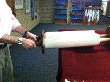 Slide the Torah scroll down the reading table so that the bottom rollers are off the table. 4. Hold the rollers tightly.