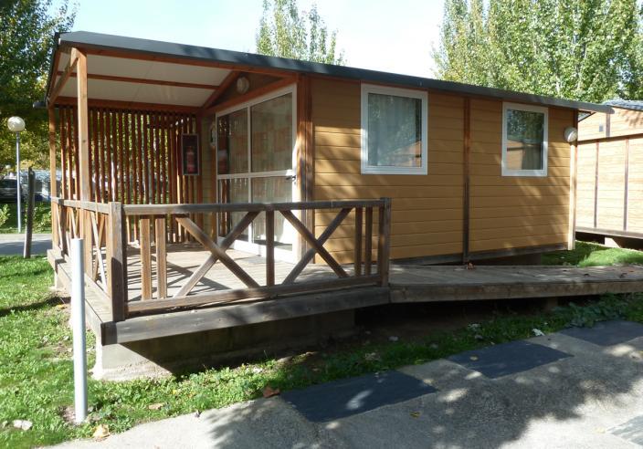 bungalow has two bedrooms and one bathroom, and can accommodate a total of 4 guests.