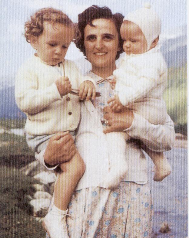 Saint Gianna Beretta Molla Saint Gianna was born in Italy to devout Catholic parents. She was the 10 th of 13 children in her family.