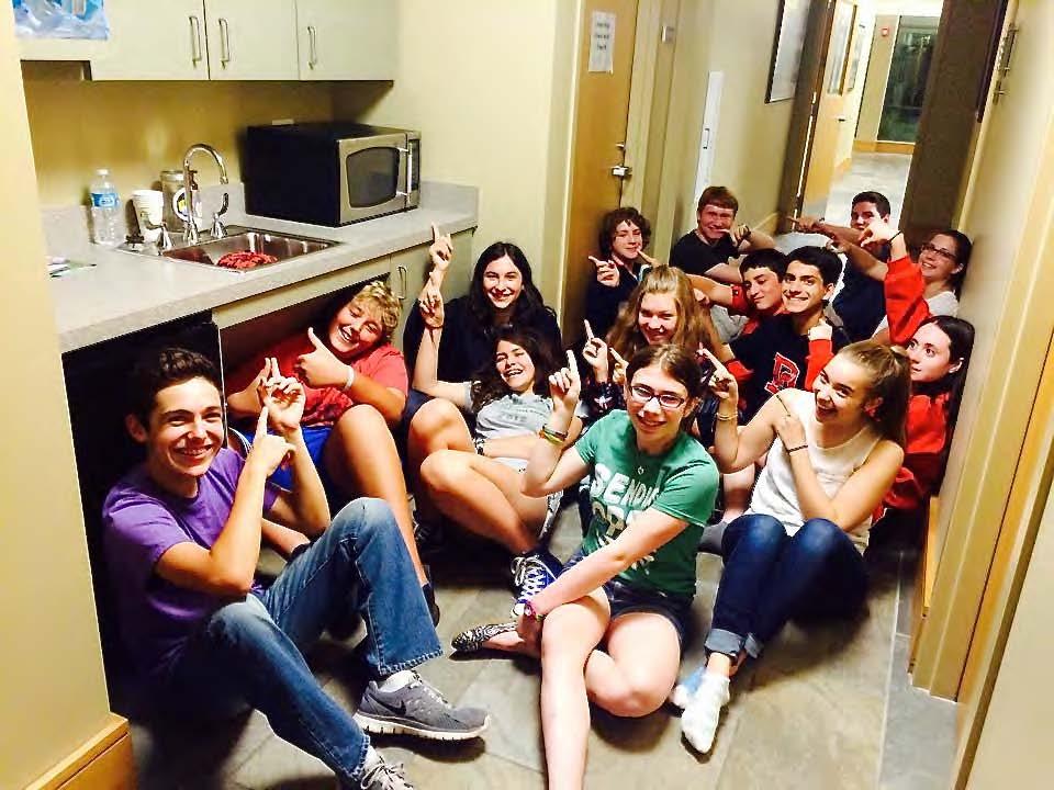 Senior Youth Group (SYG) 9 th - 12 th Grade SYG has mulvple events a month, ranging from planned programs and ouvngs, to community service (such as working with PADS), to just hanging out during