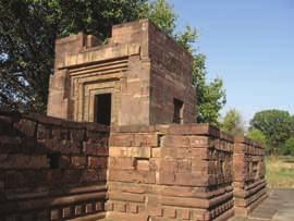 32 AN INTRODUCTION TO INDIAN ART Chatur Mukhlinga, Nachna- Kuthara (Inset) Early Temples While construction of stupas continued, Brahmanical temples and images of gods also started getting