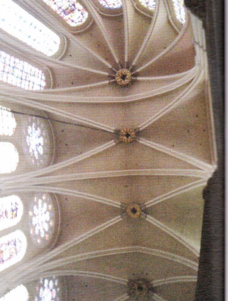Structure Chartres was one of the first large buildings to utilise the full potential of flying buttresses.