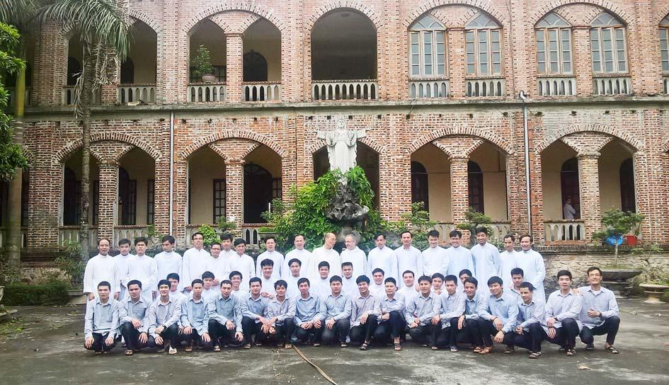 Châu Son North (Vietnam) ALLIANCE INTER-MONASTERES AIM AUTUMN 2016 The Alliance Inter-Monastères is writing to you for a second time both to give you news of the monasteries of the Benedictine family