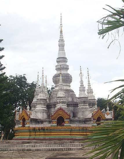 It consists of a central pagoda in the shape of a lotus flower, surrounded by eight smaller ones. From a distance the group suggests a bamboo thicket.